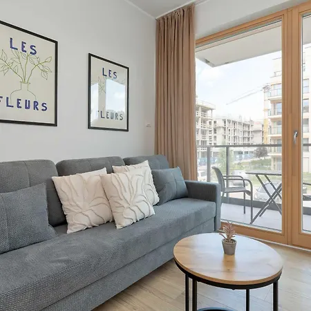 Comfortable In With Balcony And Underground Parking By Renters *