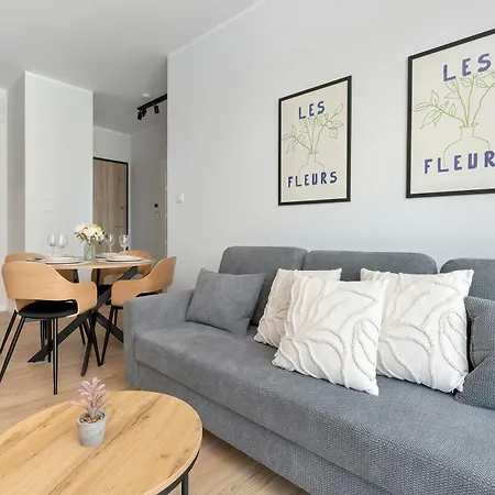 Comfortable In With Balcony And Underground Parking By Renters *