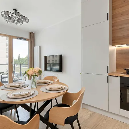 Comfortable In With Balcony And Underground Parking By Renters Apartament *