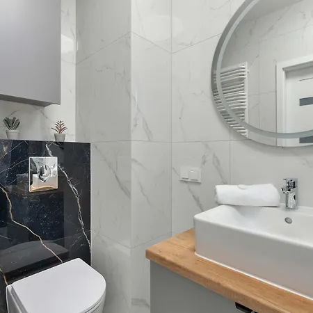 Comfortable In With Balcony And Underground Parking By Renters Apartament Gdańsk